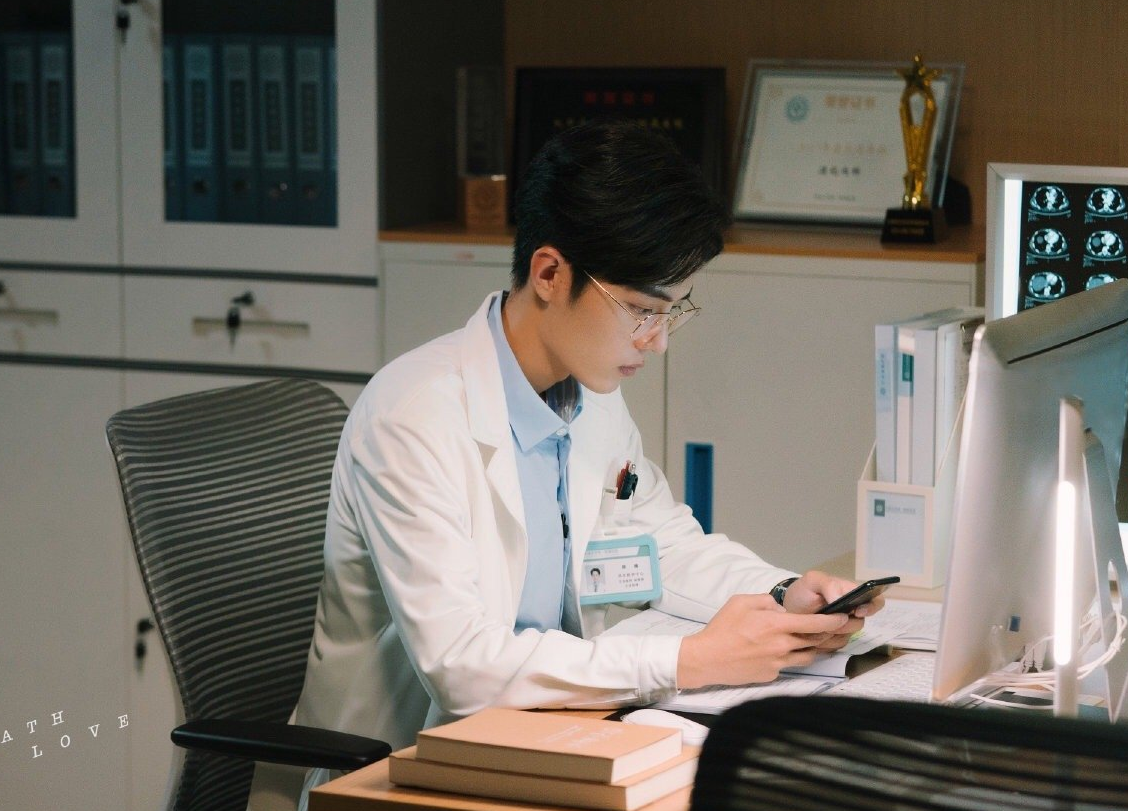 |又有一“姐弟恋”大剧选角，男主疑定肖战，两位女星争夺女一号？