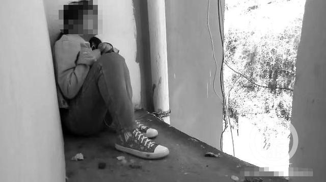 天天读报会 少女手持水果刀要跳楼，原因值得所有家长警惕