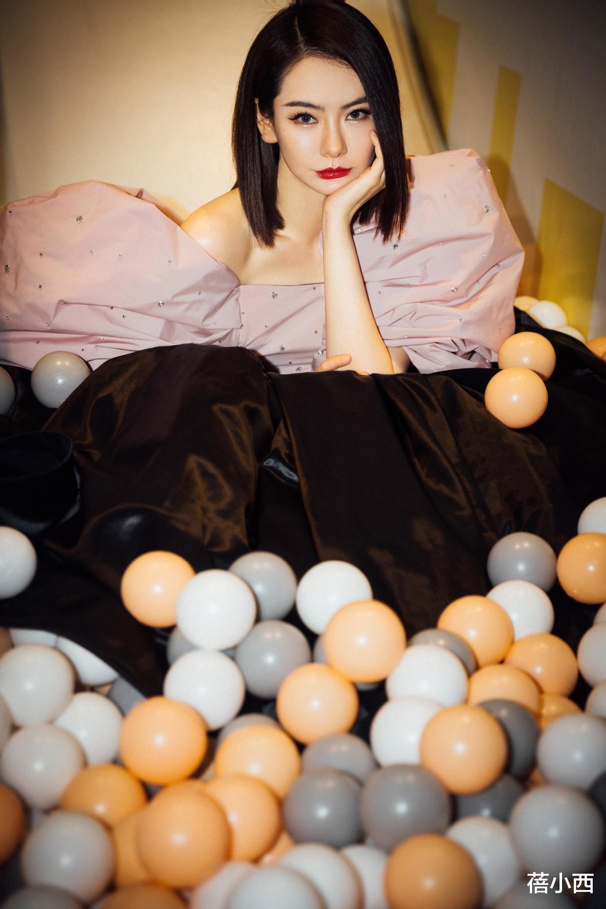 戚薇这是“公主在逃”吗？穿大蝴蝶结连衣裙亮相，就她能hold得住