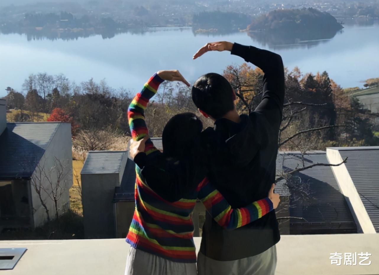 伊能静|伊能静19岁爱子官宣恋情，深夜合照，女友颜值高！