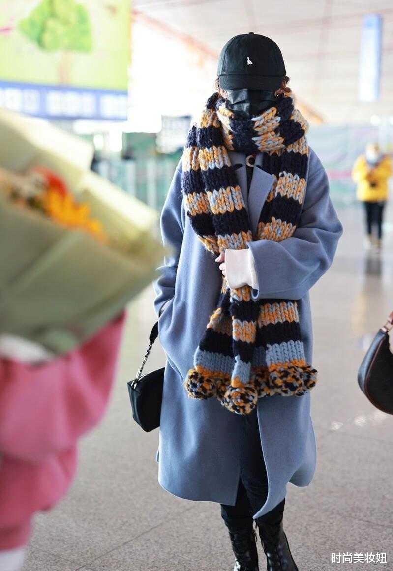 李沁|“李沁”真有品味！穿蓝色大衣走机场，超大围巾氛围感十足