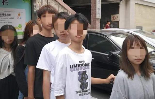 亚洲播报一姐 “鬼火少年”街头炫技，一辆车载3女2男，网友：街上最靓的仔