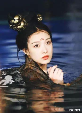 时尚好物官|倪妮的“羊奶肌”到底美在哪?看到机场素颜,我一下子全明白了