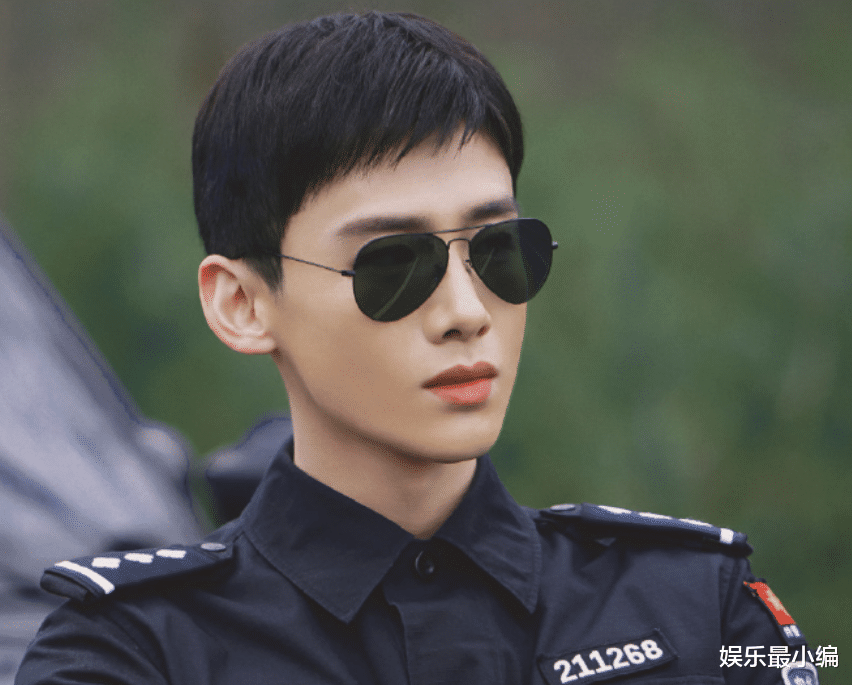 白敬亭|白敬亭电视剧给品牌打码，被网友盛赞，白敬亭露腹肌反成陪衬