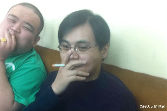 高峰|德云社高峰深夜晒合照，因懂规矩受师叔喜爱，高峰：内心五味杂陈