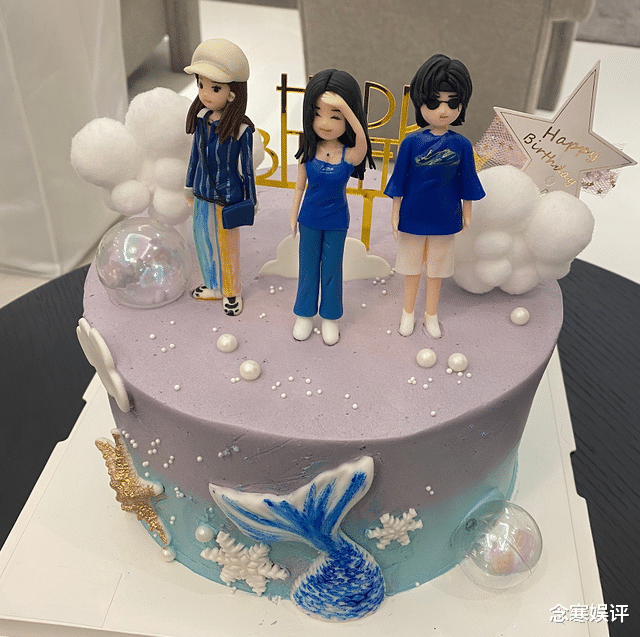 孟美岐|孟美岐分享23岁庆生照，在朋友面前毫无明星架势，合影站在最边上