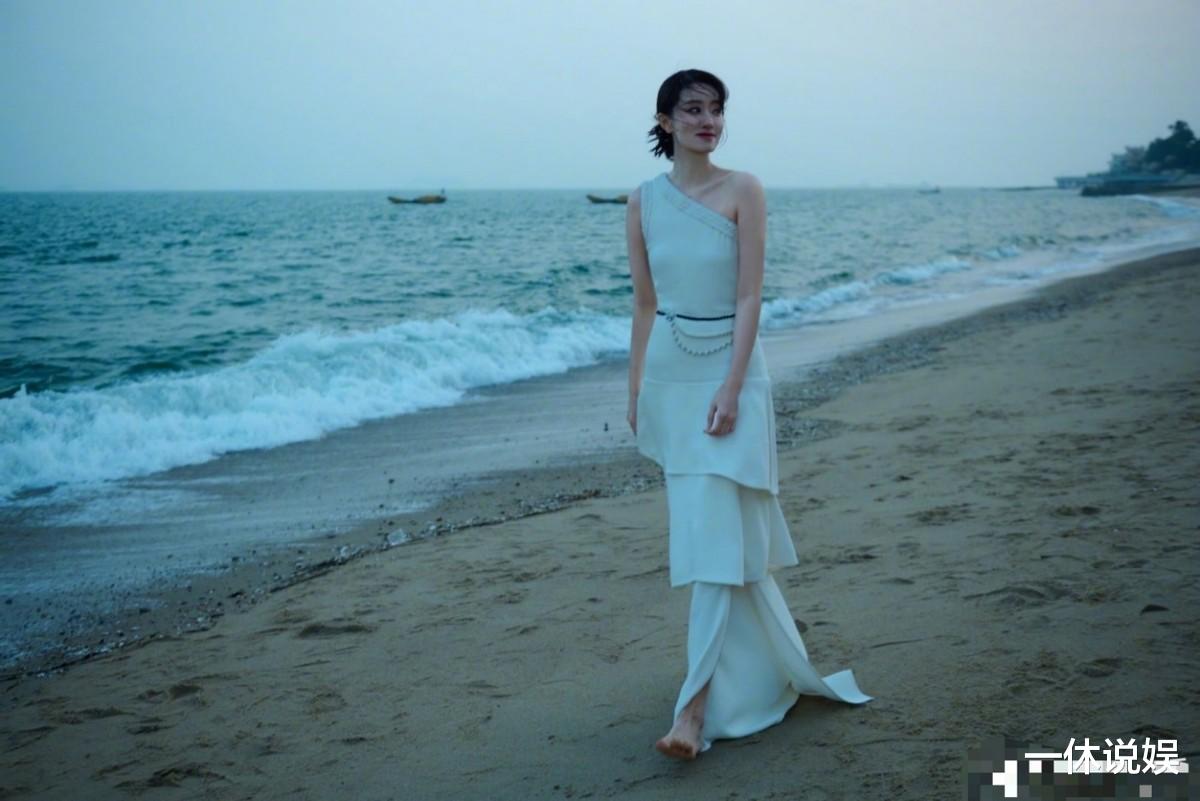 金鸡奖|金鸡奖闭幕式众星争奇斗艳，倪妮美成艺术品，张小斐两条裙子压场