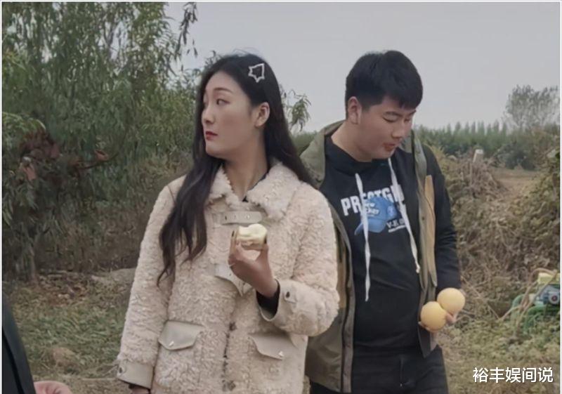 陈亚男|陈亚男妈妈携媒人退还所有彩礼,奔驰车放在外面,现金摆在桌面上