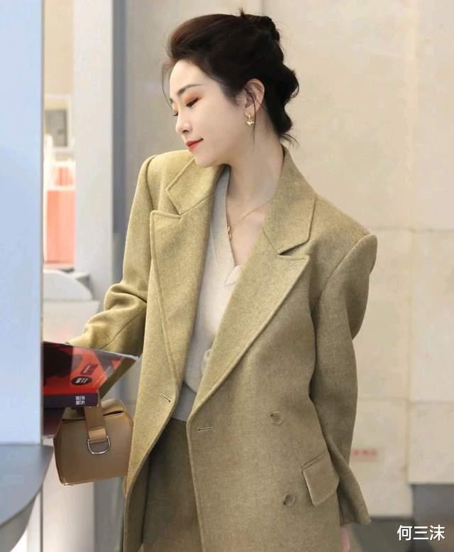 何三沫 冬季穿搭不要太过繁杂,简约款更吸引人,轻松成为人群中的焦点