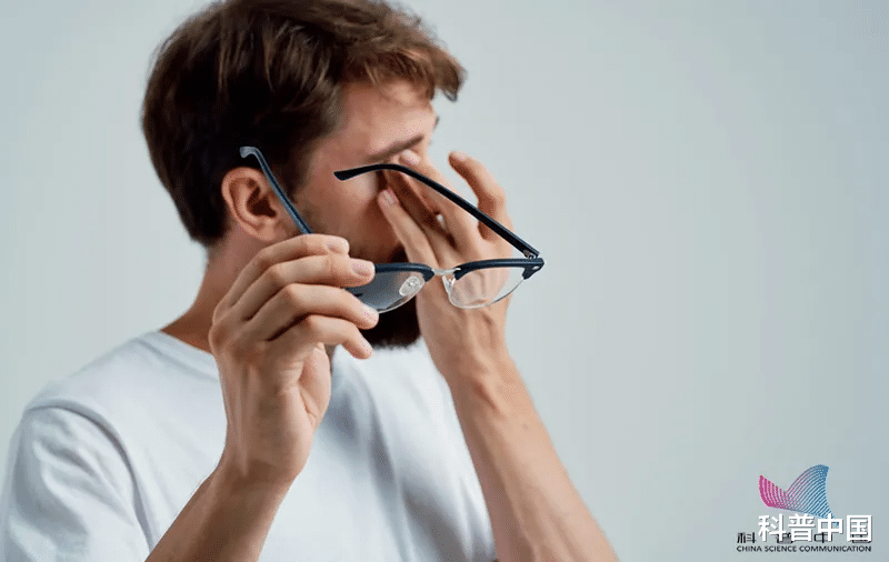 视网膜脱离|千万不要这样玩手机了，常见却高危！一男子因此视网膜脱离