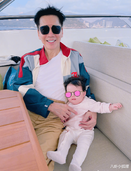 陈红|向佐父亲节晒家庭合照，与郭碧婷和女儿依偎，小奶皇正脸像妈妈