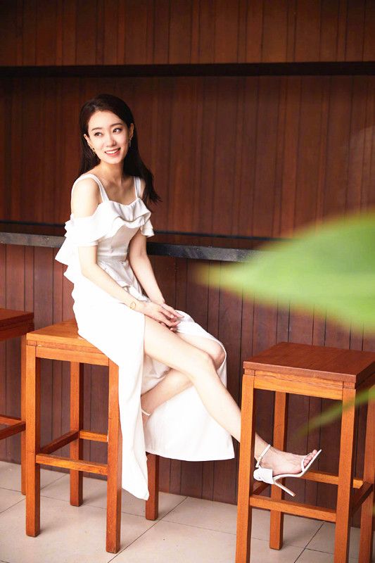 张小斐|张小斐夺金鸡影后，一次活动换三套礼服好夸张，和贾玲狠狠拥抱