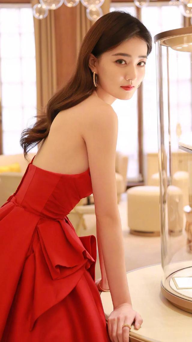 王安宇|95后小花旦徐璐:眉目如画唯美可爱,容貌姣好惹人爱