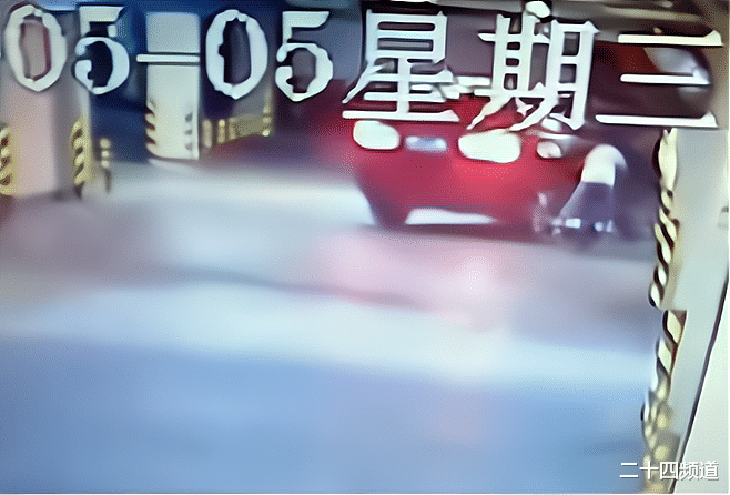 二十四频道 江西一男孩在地下车库骑车，不幸被卷入小轿车下，家长悲痛：司机可能没看后视镜
