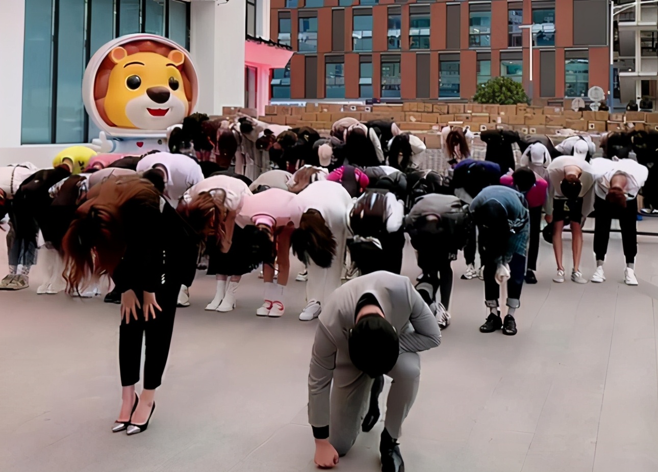 阿美娱乐说 辛巴死性不改闯大祸，狂赚20亿背后偷天换日，央视终于出手