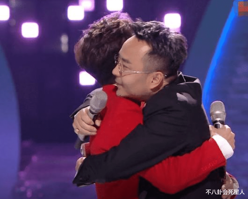 跨年晚会|跨年晚会的尴尬场面，沈梦辰想抱何炅被忽视，陈伟霆唱歌直发抖
