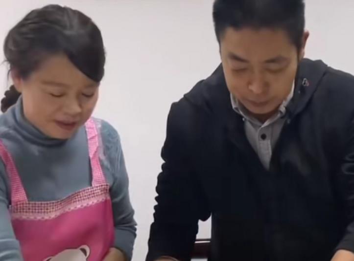 冬至|冬至来临时，许敏姚爸一起包饺子，网友称姚爸包的饺子肯定好吃