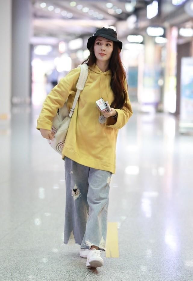 白小白的衣橱|郭碧婷扮嫩真有一套,一身松垮垮的造型,嫩得跟没结过婚一样