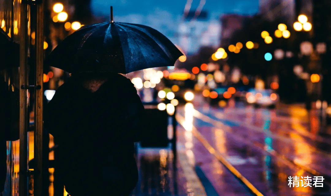 精读君|河南暴雨下，群众偷拍视频冲上热搜：人间值得，总有人在偷偷爱着你