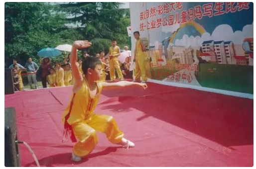 黄子韬|暖心的黄子韬，陪聋哑发小学哑语，他的善良打脸多少人？