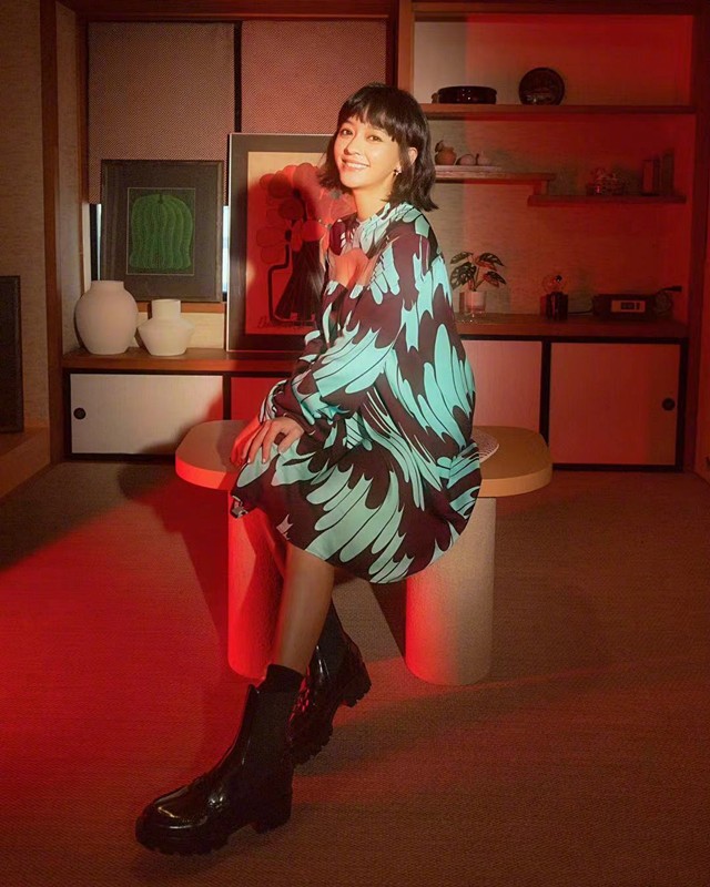 李嘉欣|陈意涵怀孕也不低调，穿低胸裙不仅腰细锁骨明显，天鹅颈更迷人