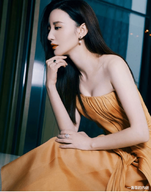 张萌|女星张萌正住院接受化疗？光头造型曝光，在病房内吃饭引发热议