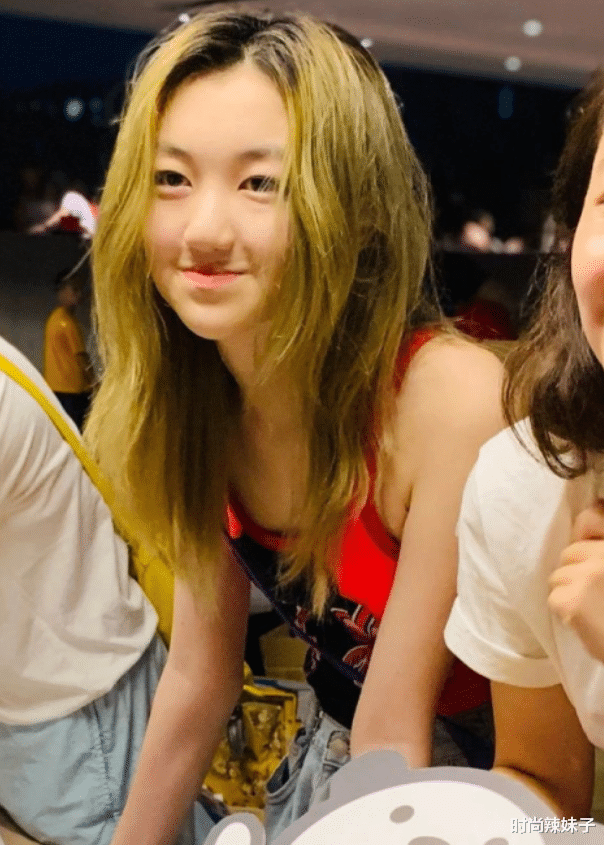 李嫣|14岁李嫣整容后放飞自我，染金发穿“无痕背心”，比王菲还不羁