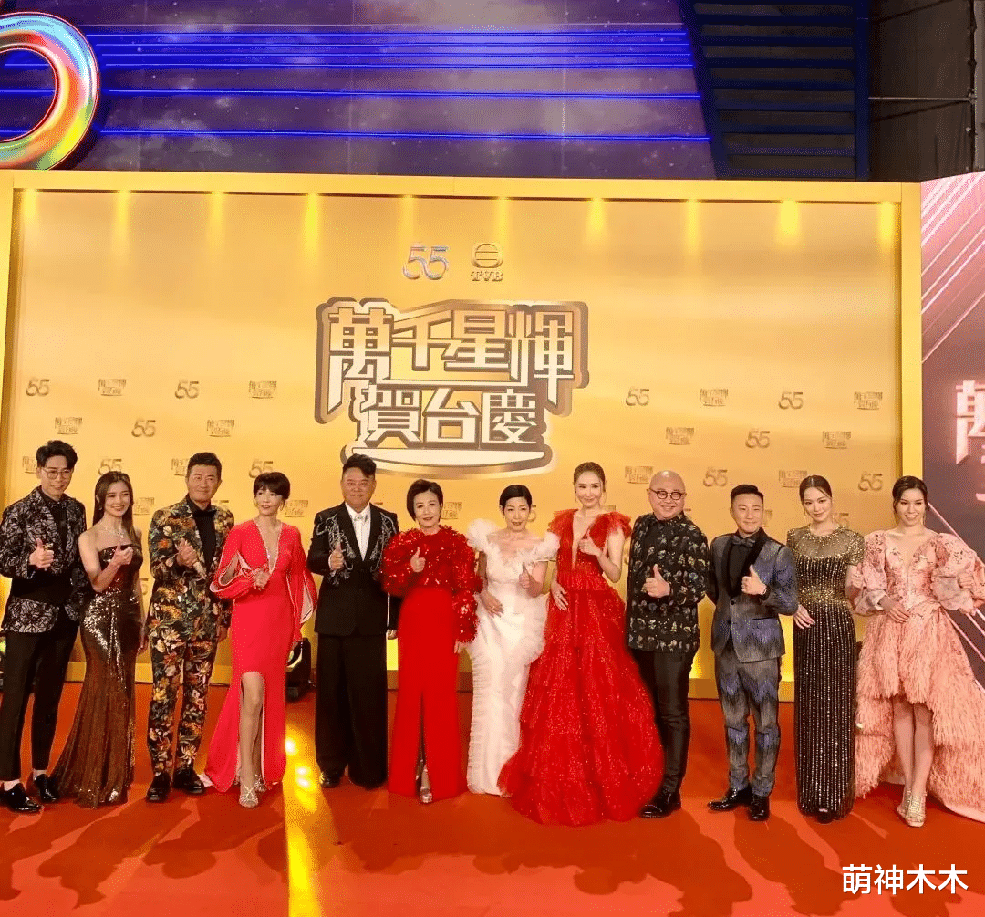 李现|TVB台庆像公司年会:明星造型怀旧被嘲土,王浩信搭蔡思贝走红毯
