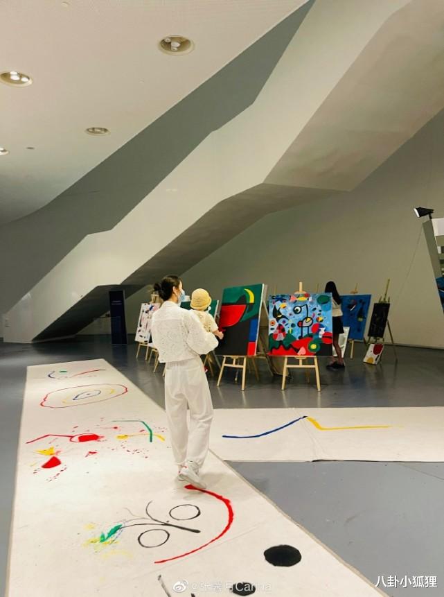 lisa|张馨月带女儿看画展，一岁格格已可独立行走，姿势超可爱