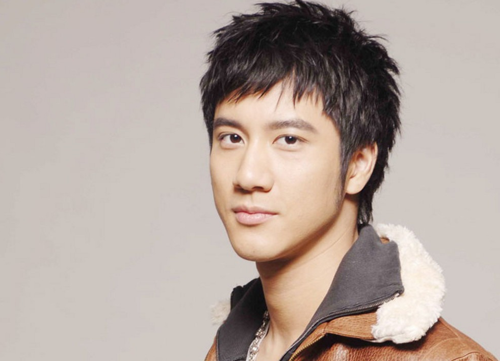 奶果的妈咪 王力宏满脸胡子显沧桑，生活节俭袜子破洞还在穿，认养了20个孤儿