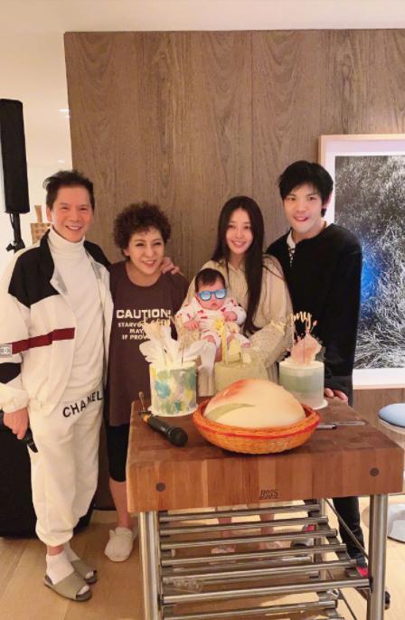 琳妹儿说|郭碧婷夫妇买奢华童装，向佐旁若无人秀恩爱，从后熊抱老婆超甜蜜