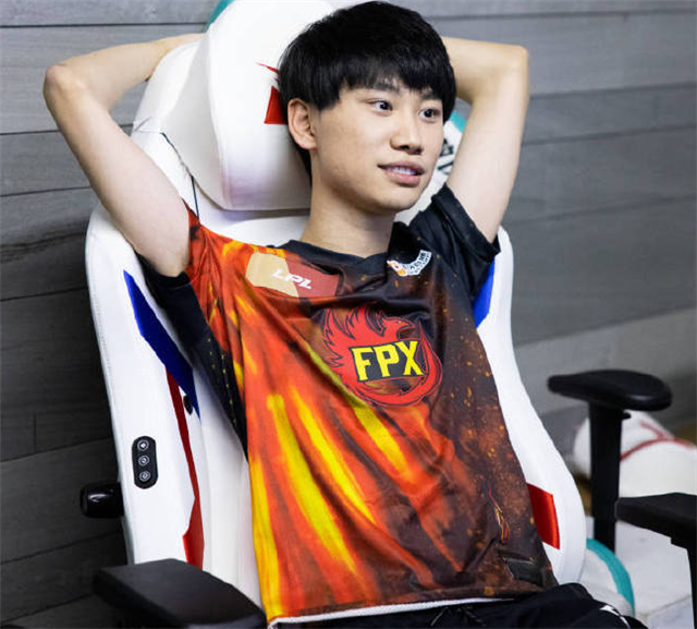 糖小幽|糖小幽发跟doinb亲吻的照片，粉丝直呼好甜，他却在看女主播？