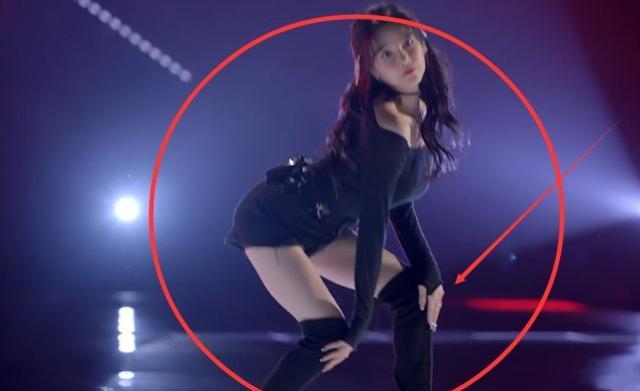 陈小纭|陈小纭遇事故，长筒靴突然滑落，下一秒救场姿势看呆全场姐姐