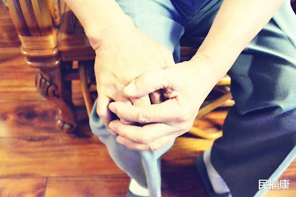 按摩|男人坚持每天做深蹲,身体会收获哪些变化?每天做几个算达标?