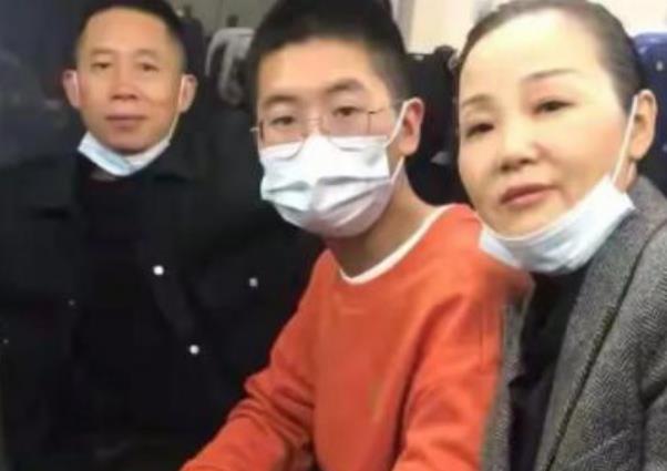 姐姐|孙卓亲姐姐机场照曝光，一头红发庆祝孙卓回家，姐姐书生气太明显