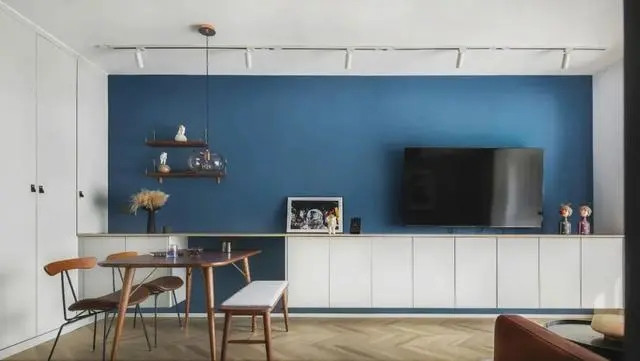 |82平现代二居室简单气质，光线从阳台射入整个是空间明亮通透的