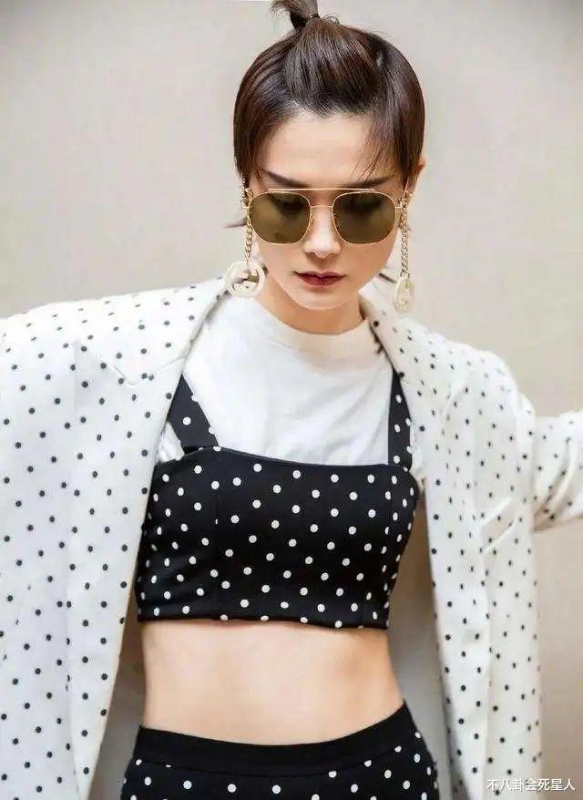 |瘪胸、壮实、五五分，女星的身材硬伤又虐又真实，看完立马自信了