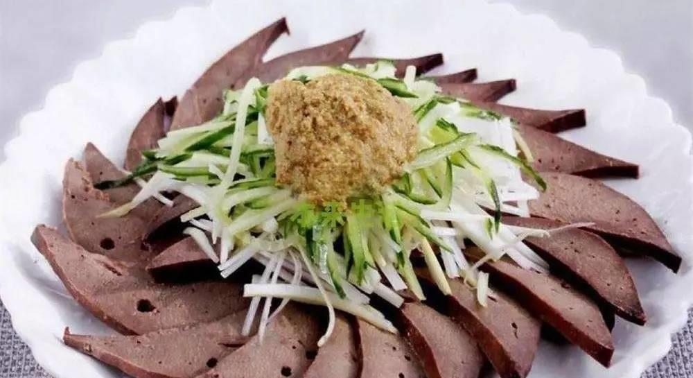 尿酸|男性上厕所时，若出现4种表现，或说明尿酸高了，多留意一下