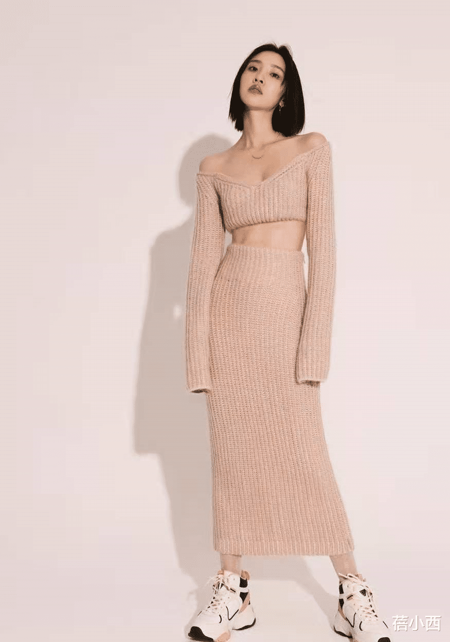 蓓小西 唐艺昕当妈后身材有“料”了，穿芭比粉泡泡裙亮相，凹凸感十足