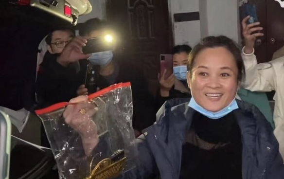 孙雅丽|陈亚男妈妈退完彩礼就接广告，一看代言的产品，网友：不尴尬吗？