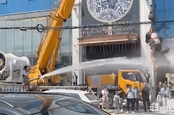 花生视野 河南郑州：新郎被吊在半空中喷水