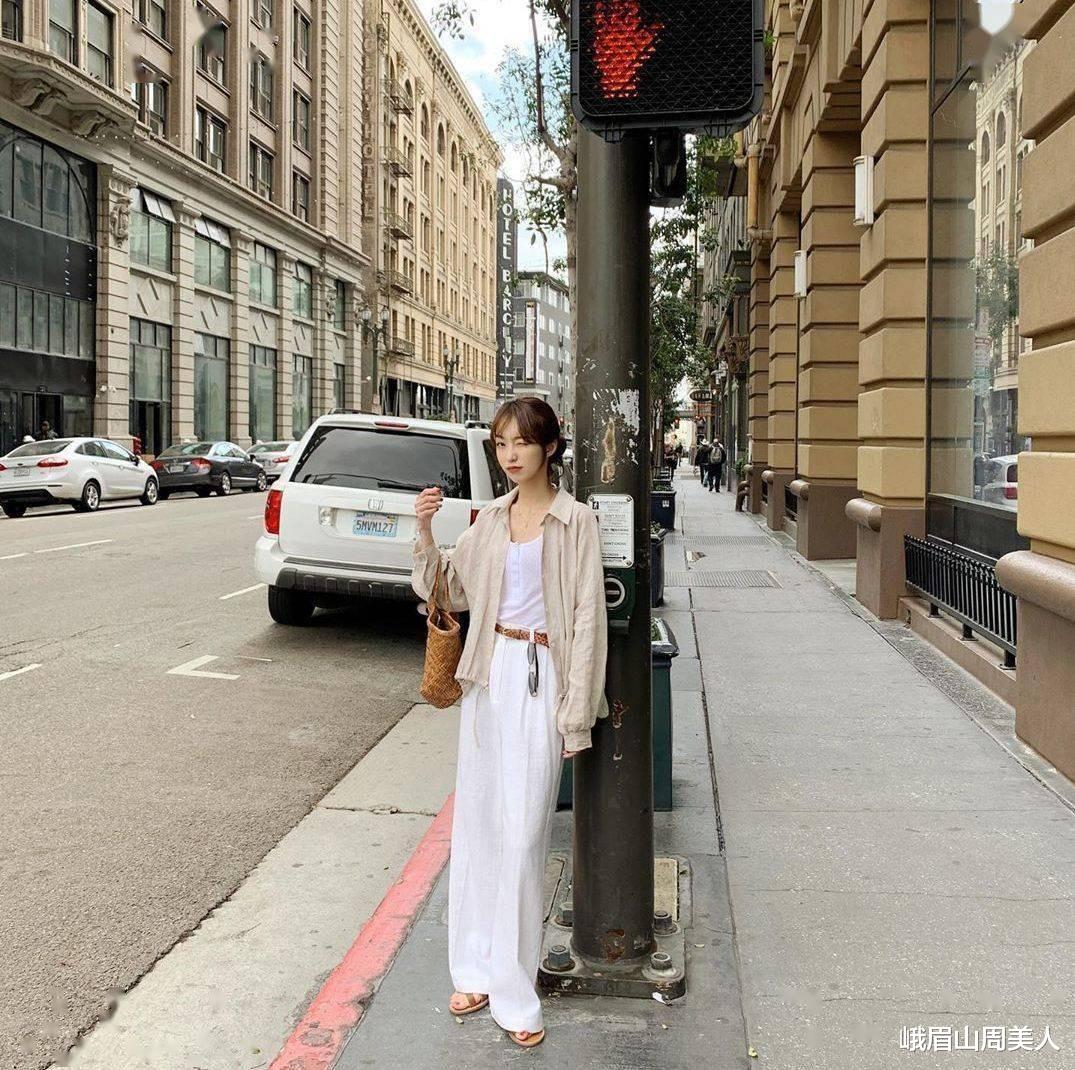 峨眉山周美人|?今夏火了一种穿法：“阔腿裤+衬衫”，舒适时髦又显高