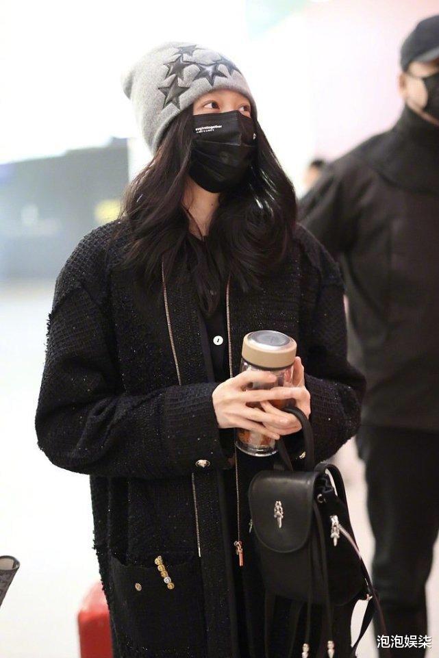 王嘉尔|关晓彤再冷也要露腰露腿！身穿长开衫搭破洞裤个性抢眼，年轻真好