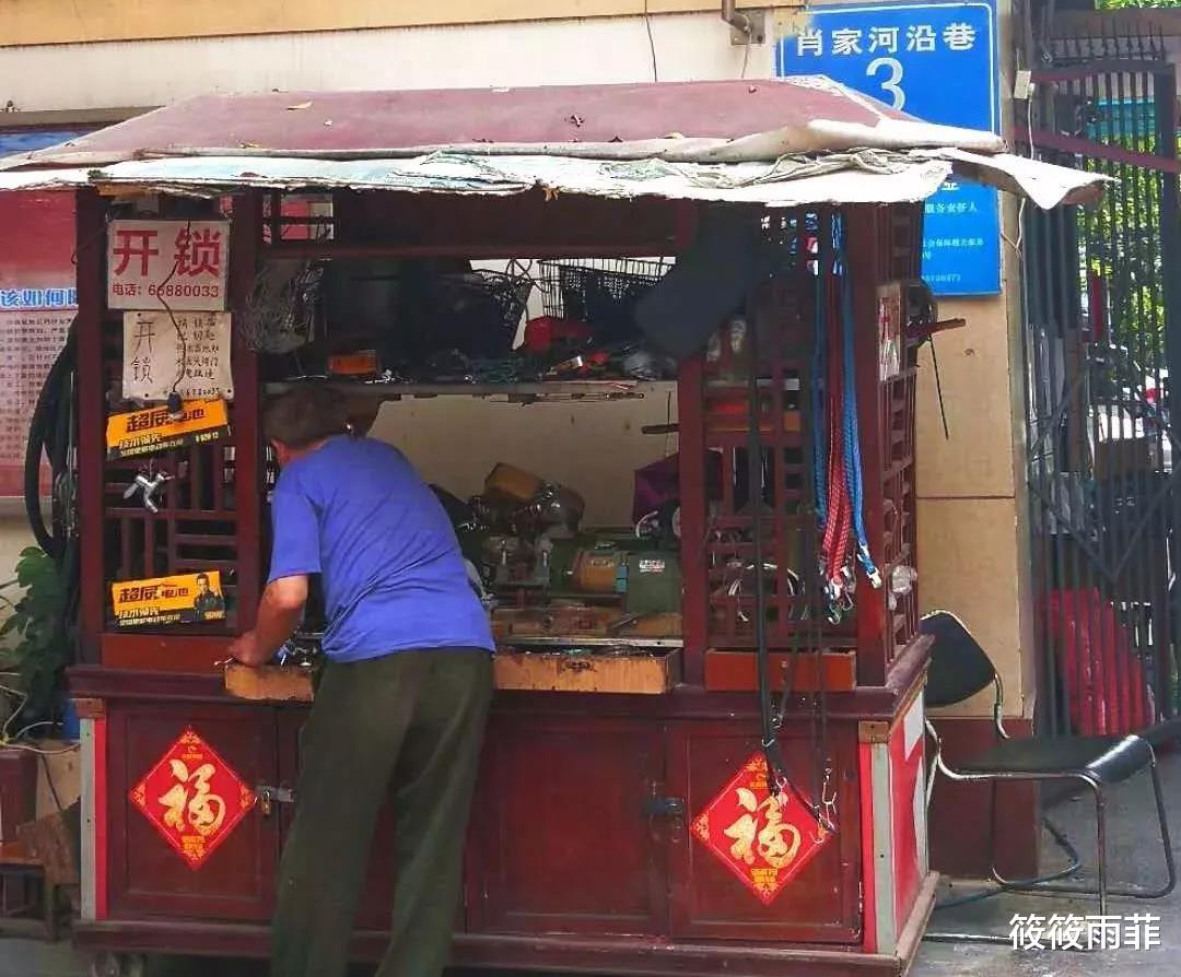 筱筱雨菲 为什么开锁师傅把别人门打开以后尽量不往屋内看，有什么讲究吗？