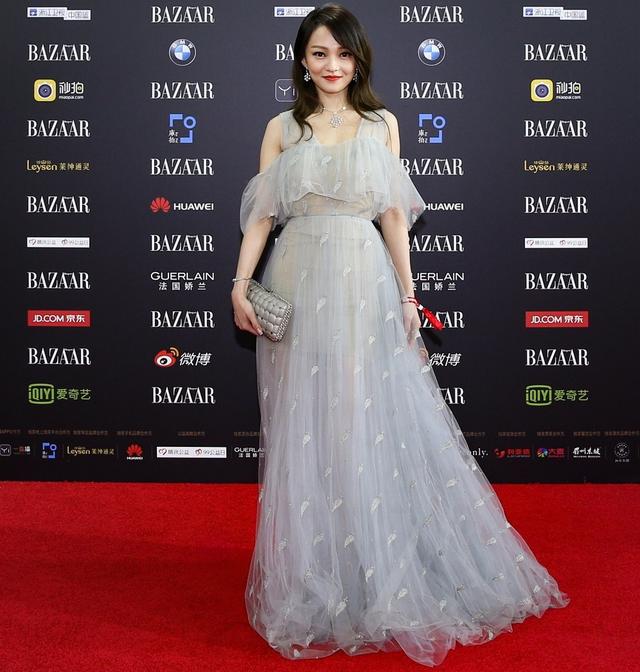 蒋欣|这些女星走红毯似在上演闹剧！看脸无可挑剔，秀身材，自曝缺点