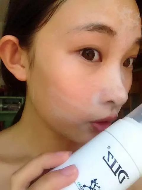 口红 氨基酸洗面奶可以去除黑头吗，氨基酸洗面奶可以清洁黑头吗