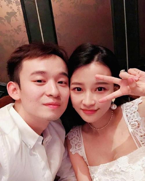 李沁|都说孙怡和李沁长得像,当看到素颜照后,却一个似大妈一个似少女