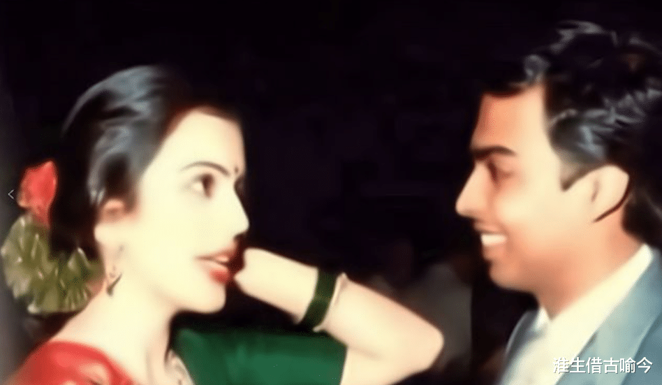 印度 印度首富之妻一脸旺夫相，帮丈夫争遗产，穿粉裙扮嫩鼻子挂祖母绿