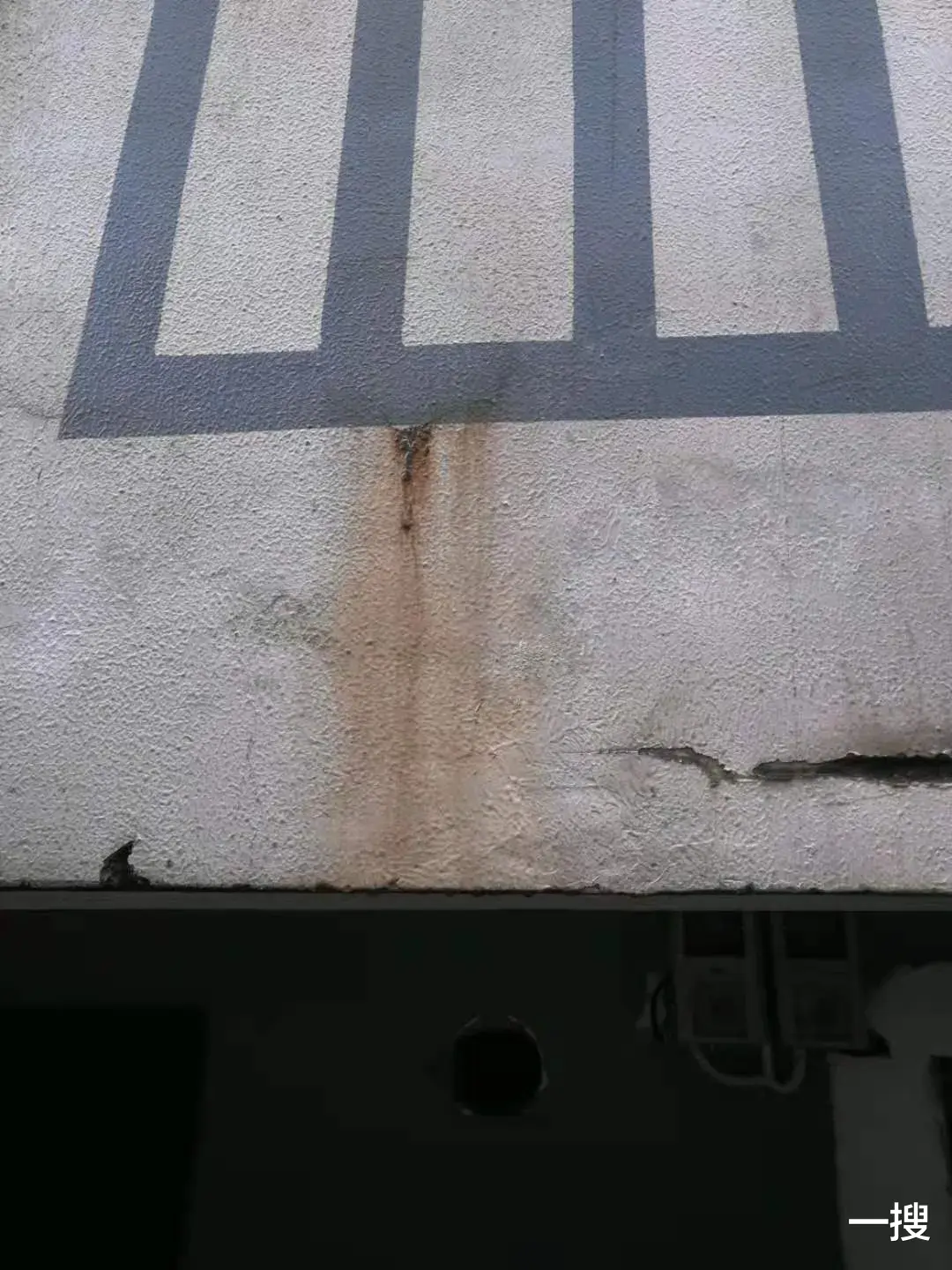 一搜 广西某小区厕所倒灌20天无人处理？这个小区业主已炸锅！