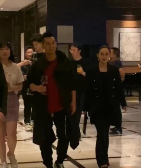 房姐地产观 《披哥》庆功宴路透出炉！赵文卓团队搞怪合体，戚薇也惊喜现身了